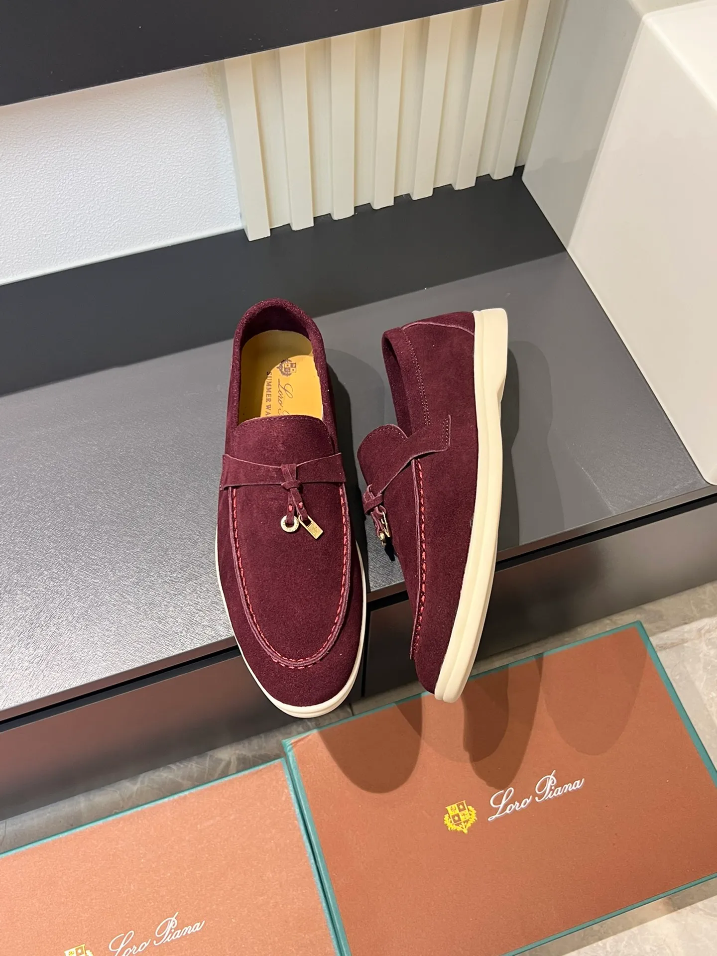 Men's shoes 💰p360 "Loro men's shoes 💰pian'*" Classic L men's shoes for couples 💰p Top version British flat loafers, a must-have item in old money style, the minimalist design is eye-catching and durable, a plus point for dressing The soft foot feel and texture are outstanding. They don’t scratch your feet and are very nice. They are matched with soft and waxy soles. They can be worn daily for a long time without getting tired. They are easy to wear, versatile and classic items, with perfect foot feel and texture! Imported cashmere fabric, the lining is made of imported A-grade water-dyed cow lining, the top version of the genuine leather midsole is sewn with pure handmade mark thread! Size: Female 35-40 (34. Customized) Male 38-44 (45.46. Customized)